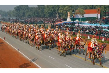 Des militaires indiens participent à dos de chameau à la grande parade militaire fêtant le jour de l'indépendance indienne, à New Dehli.