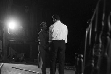 Paris, 1955 : L'actrice Simone Signoret et son époux, Yves Montand, en plein répétition pour la pièce "Les sorcières de Salem" d'Arthur Miller...