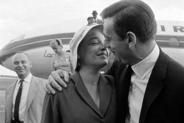 Paris, le 7 juillet 1960 : L'actrice Simone Signoret rentre d'un tournage à Rome. Elle est accueillie par son époux, Yves Montand, au pied de l'av...