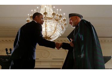 Le président des Etats-Unis Barack Obama serre la main de son homologue afghan Hamid Karzai après une réunion et une conférence de presse à la Maison Blanche.