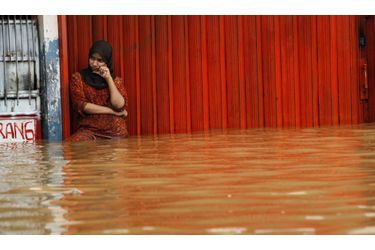 Une femme se tient, impuissante, face de sa boutique à Jakarta. Les fortes pluies dans la capitale indonésienne ont provoqué le débordement de la rivière Ciliwung et de fait des inondations monstres dans plusieurs quartiers. 