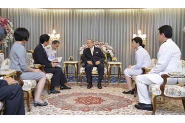Le roi de Thaïlande Bhumibol Adulyadej discute avec le Premier ministre japonais Shinzo Abe et sa femme lors d'une rencontre organisée à l'hôpital Siriraj de Bangkok. Le nouvel homme fort nippon a passé une journée en Thaïlande en visite officielle.