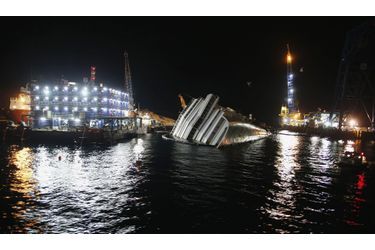 Le Costa Concordia est pris en photo de nuit sur l’île du Giglio en Italie, où le paquebot a fait naufrage il y a un an.  