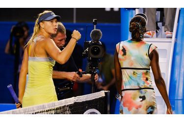 La Russe Maria Sharapova s’est qualifiée pour les huitièmes de finale de l’Open d’Australie en battant sèchement (6-1, 6-3) l’Américaine Venus Williams. Elle a perdu, en ce troisième tour, son premier jeu du tournoi: elle avait gagné ses deux matches précédents sur le score de 6-0, 6-0.