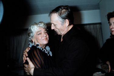 Yves Montand serrant dans ses bras et son épouse, Simone Signoret, au Metropolitan Opera de New York en septembre 1982. 