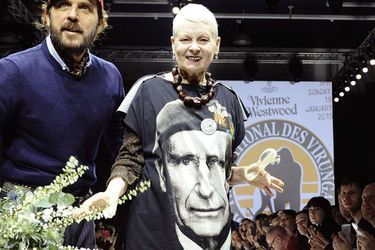 Vivienne Westwood et son t-shirt à l&#039;effigie du prince Charles, à l&#039;issue de son défilé, dimanche dernier. 