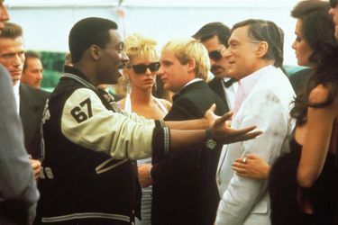 Hugh Hefner et Eddy Murphy à l'occasion de la Première du "Flic de Beverly Hills 2".