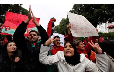 Plus de 8.000 Tunisiens défenseurs d'un Etat laïque ont manifesté lundi à Tunis pour afficher leur opposition au gouvernement islamique d'Ennahda, deux ans jour pour jour après la chute du président Zine Ben Ali.