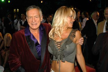 Hugh Hefner et celle qui lui doit une grande partie de son succès, Pamela Anderson, au Manoir Playboy. 