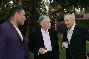  Laurence Fishburne, Hugh Hefner et Dennis Hopper lors d'un cocktail organisé au Manoir Playboy. 