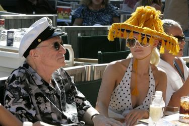 Le 16 juillet 2007, Hugh Hefner pose avec sa petite amie Holly Madison à l'occasion du 29ème Festival de Jazz annuel organisé par Playboy. 