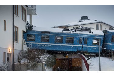 Un train volé par une jeune femme dans la banlieue de Stockholm en Suède s’est écrasé contre une maison. L’accident qui aurait pu être dramatique n’a heureusement fait aucune victime dans l’habitation. La conductrice a de son côté été conduite à l’hôpital. 