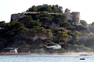 Arrivée de l'hélicoptère de Vladimir Poutine à Brégançon, lundi.