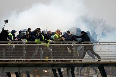 Christophe Dettinger (à droite, bonnet noir) est soupçonné d'avoir frappé deux gendarmes samedi à Paris.
