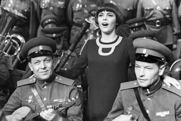 Mireille Mathieu chante au milieu des membres du choeur de l&#039;Armée rouge, le 22 novembre 1967 à paris, lors de la répétition du spectacle de ces derniers. 