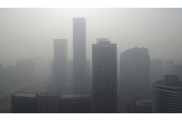 La ville de Pékin s'est à nouveau réveillée sous un épais brouillard. Le week-end dernier la capitale chinoise a été atteinte par un pic de pollution record, de 755 sur l'échelle dite PM2.5 qui calcule les particules fines dans l'air. L'organisation mondiale de la Santé prône une pollution inférieure à 20...