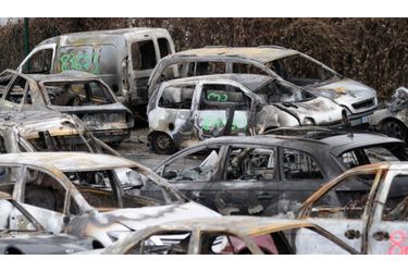 Des carcasses de voitures brûlées durant la nuit de la Saint-Sylvestre s'entassent dans une fourrière à Strasbourg.