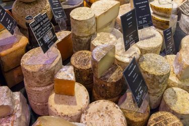 Un magnifique étal de fromages, à Lyon.