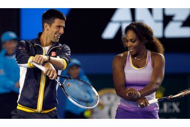 Novak Djokovic et Serena Williams ont tout fait pour amuser le public lors de la journée des enfants, avec des matchs d'exhibition, à la veille de l'ouverture de l'Open d'Australie, à Melbourne.