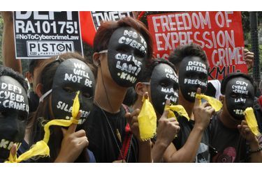 Des citoyens philippins manifestent contre la loi anti-cybercriminalité devant le Cour suprême de Manille. Les protestataires remettent en cause la constitutionnalité de cette loi.  