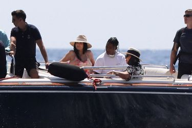Kylie Jenner, Travis Scott, Kris Jenner et Corey Gamble au large de Capri le 8 août 2019