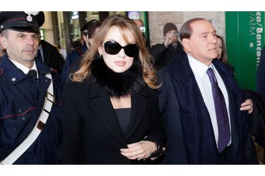 Silvio Berlusconi et sa fiancée, Francesca Pascale, sont photographiés à leur arrivée à la gare de Rome samedi, au lendemain de l&#039;annonce du montant de la pension alimentaire que devra verser le Cavaliere à son ex-femme: 36 millions d&#039;euros par an, soit 100.000 euros par jour.