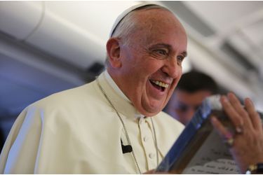 L'émotion du pape François après avoir reçu son cadeau des mains de notre journaliste Caroline Pigozzi.