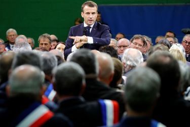 Emmanuel Macron face aux maires normands, mardi. 