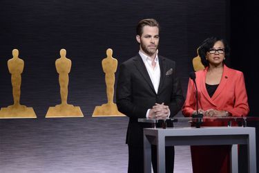L&#039;acteur Chris Pine, entouré de la présidente de l&#039;Académie des Oscars, Cheryl Boone Isaacs, à Los Angeles jeudi 15 janvier