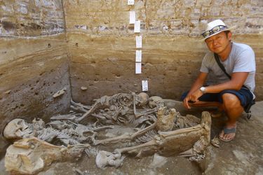 L’archéologue Go Matsumoto effectue des fouilles dans les tombes exhumées.