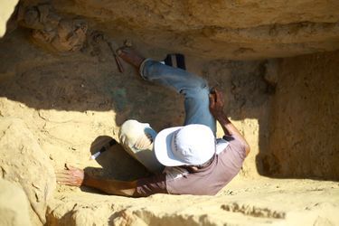  L’archéologue Go Matsumoto effectue des fouilles dans les tombes exhumées.