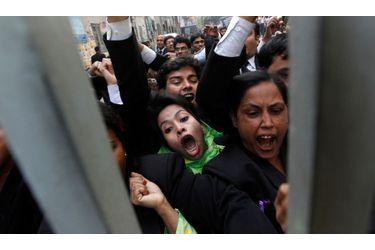 De nouvelles manifestations secouent le Bangladesh depuis que l'opposition, emmenée par l'ancien Premier ministre Begum Khaleda Zia, a appelé à une grève à partir de jeudi pour protester contre la dernière hausse du prix du pétrole.