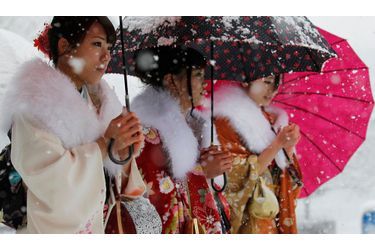 Malgré la tempête de neige qui a sévi sur Tokyo, trois jeunes Japonaises bravent le froid pour la cérémonie du passage à l'âge adulte, dans le parc Toshimaen.