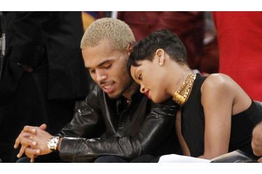 Chris Brown et Rihanna ont été photographiés ensemble alors qu’ils assistaient à un match de NBA entre les New York Knicks et les Los Angeles Lakers. 