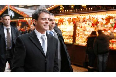 Le ministre de l&#039;Intérieur, Manuel Valls, au marché de Strasbourg ce mercredi.