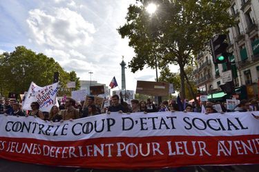 Des milliers de personnes ont défilé samedi après-midi à Paris, à l'appel de Jean-Luc Mélenchon.