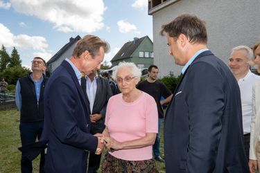Le grand-duc Henri de Luxembourg le 10 août 2019, avec Xavier Bettel, sur les lieux de la tornade dévastatrice de la veille