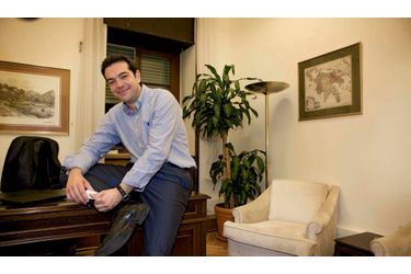 Vendredi 11 mai, Athènes. Décontracté, Alexis Tsipras reçoit Paris Match dans son bureau du Parlement. Son parti compte 52 députés, soit quatre fois plus qu’au début de la crise, en 2009.