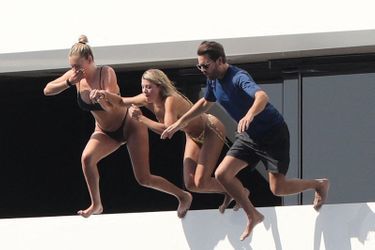 Anastasia Karanikolaou, Sofia Richie et Scott Disick sur le yacht Tranquility à Capri, en Italie, le 8 août 2019