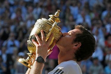 Andy Murray embrasse le trophée de Wimbledon en 2013, l'une de ses plus belles victoires.