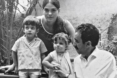 Manuel Valls (à droite), sa mère Luisa, sa soeur Giovanna et son père Xavier dans le jardin de la maison de Horta, en Espagne, pendant l’été 1965.