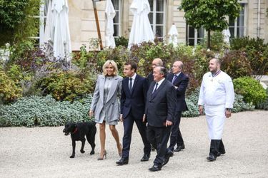 Emmanuel et Brigitte Macron et leur chien Nemo. 
