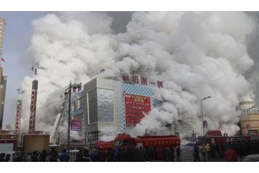 Un important incendie a dévasté un centre commercial de 9400 mètres carrés à Harbin, dans le Nord-Est de la Chine, lundi. Le bilan humain n'est pas encore connu.