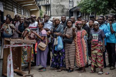 D&#039;importantes files d&#039;attente attendent les électeurs, comme ici à Kinshasa.
