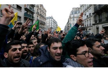 La communauté kurde parisienne est descendue devant l’Institut kurde de la capitale française après que les corps sans vie de trois femmes y ont été retrouvés, cette nuit. Les manifestants, qui étaient plusieurs centaines, criaient des slogans comme "Nous sommes le PKK!", du nom du Parti des travailleurs du Kurdistan, interdit en Turquie. Les victimes, dont Sakine Cansiz, une des fondatrices du PKK, ont été tuées par balle.