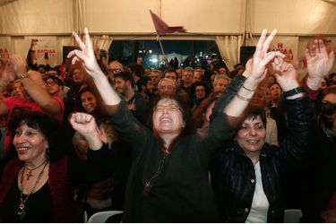 Les électeurs du parti de gauche radicale grec Syriza exultent, au QG du parti à Athènes.