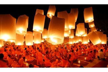 Des moines bouddhistes lancent des lanternes de papier dans le ciel lors d'un pèlerinage traditionnel pour rendre hommage à Bouddha et bénir la Thaïlande pour son entrée dans la nouvelle année.