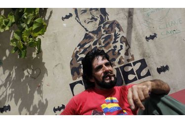 Humberto Lopez, surnommé "El Che" au Venezuela accorde pose devant un portrait du président Hugo Chavez. L’homme joue depuis toujours de sa ressemblance avec le Che Guevara et ne cache pas l’admiration qu’il lui porte. Une admiration semblable à celle qu’il porte envers Chavez, atteint d’un cancer et dont l’état de santé inquiète toujours plus. 