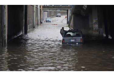 Une voiture est bloquée sous un tunnel immergé d’eau après une violente tempête survenue au Liban ce lundi. Elle pourrait s’accentuer dans les prochains jours. Le gouvernement a ainsi demandé aux citoyens de sortir de chez eux le moins possible. Un homme a déjà trouvé la mort. 