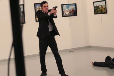 L'homme a tiré sur l'ambassadeur russe lundi à Ankara. 
